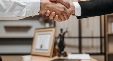 وکالت تام‌الاختیار را به چه کسی بدهیم؟