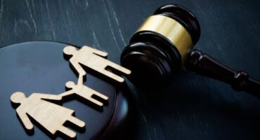 حضانت فرزند پس از طلاق با چه کسی است؟